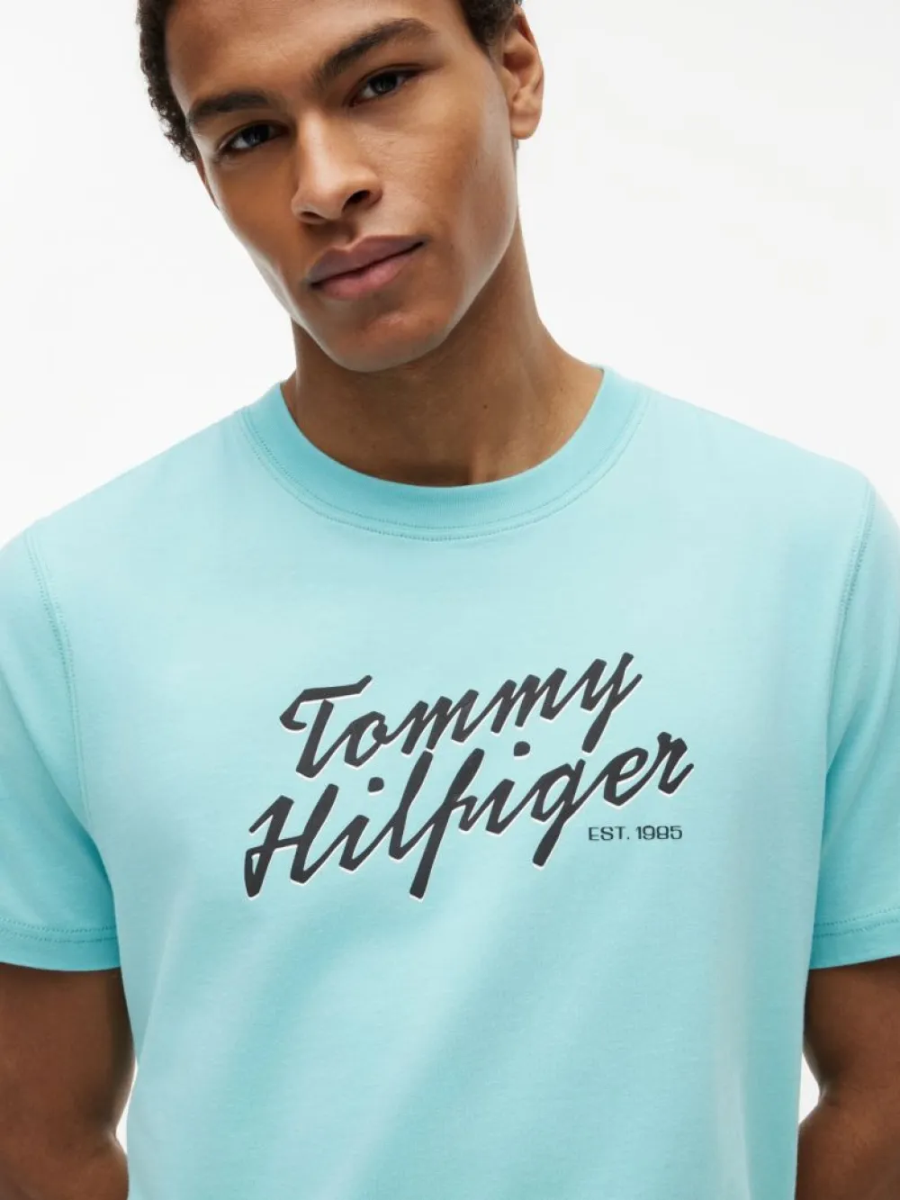 detail Tommy Hilfiger pánské světle modré tričko
