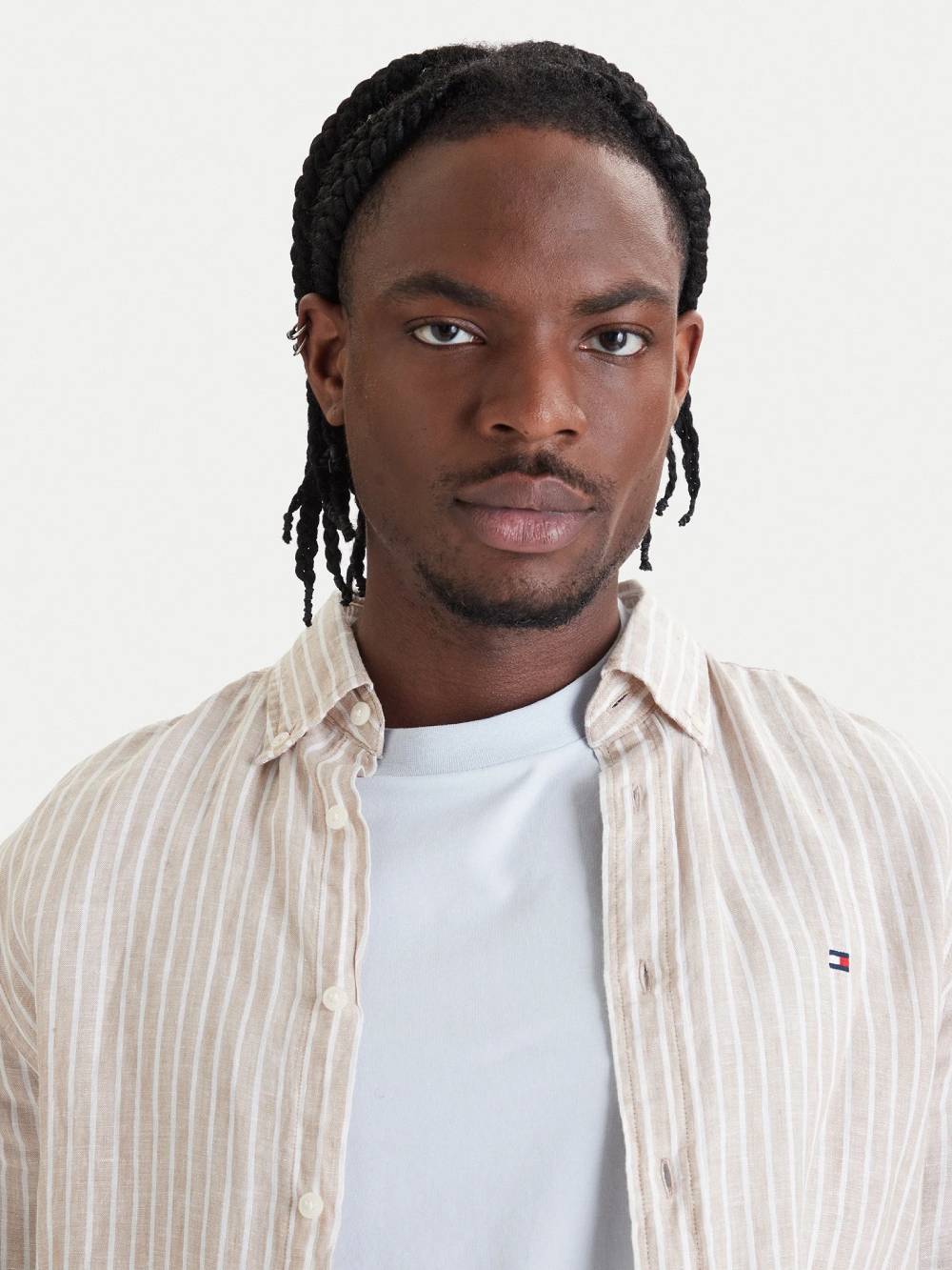 detail Tommy Hilfiger pánská lněná košile