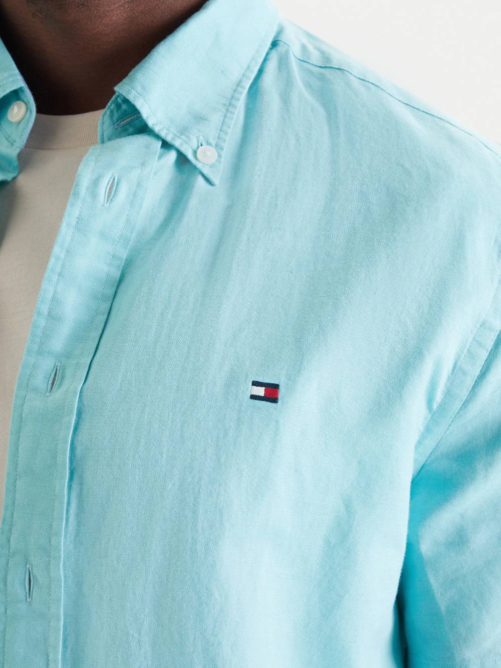 detail Tommy Hilfiger pánská tyrkysová košile