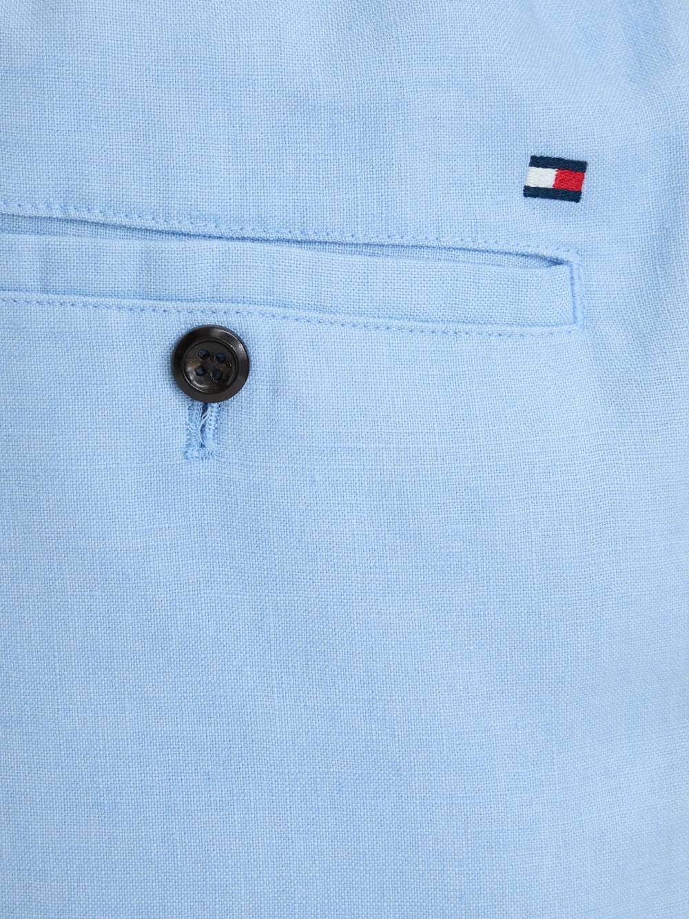 detail Tommy Hilfiger pánské modré lněné kraťasy