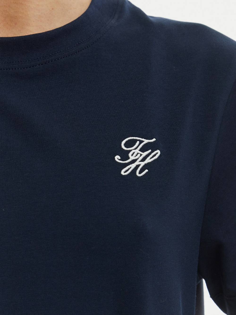 detail Tommy Hilfiger dámské tmavě modré tričko