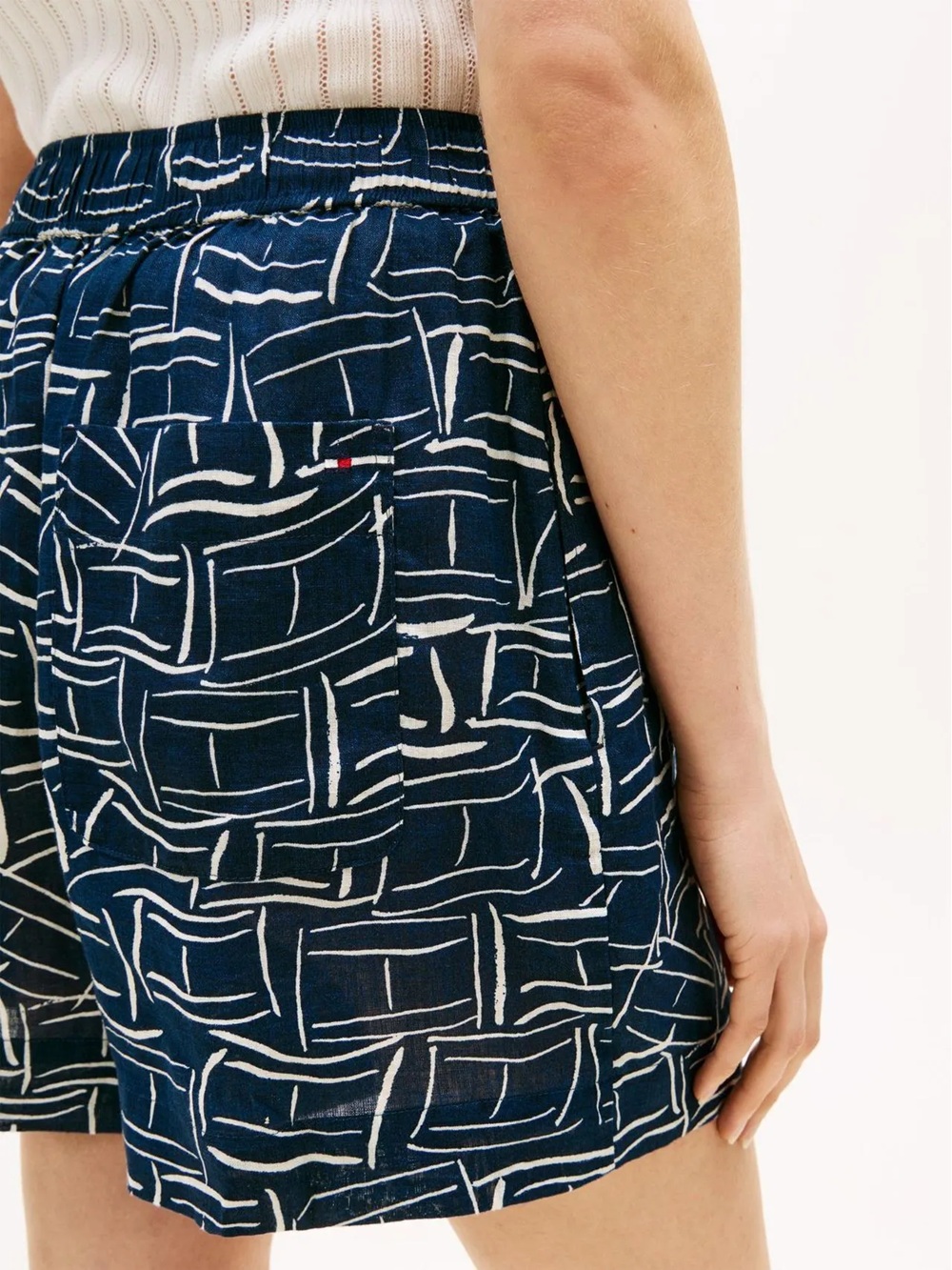 detail Tommy Hilfiger dámské tmavě modré šortky