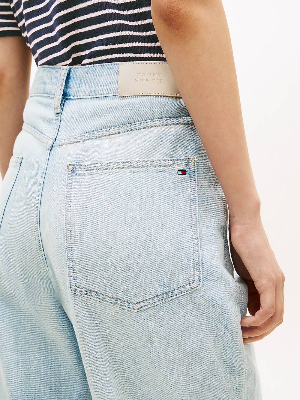 detail Tommy Hilfiger dámské modré džíny