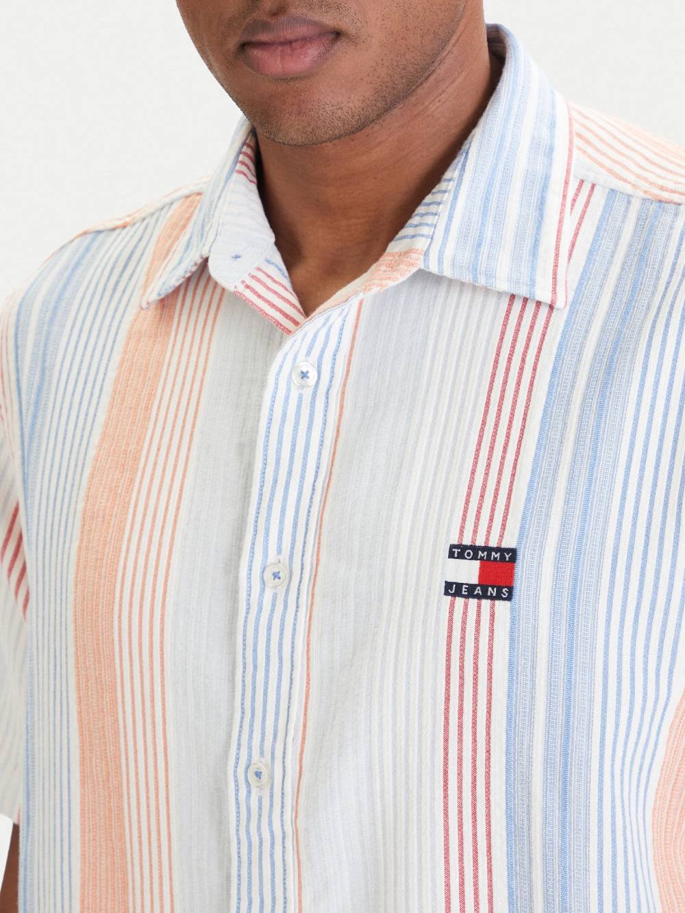 detail Tommy Jeans pánská pruhovaná košile