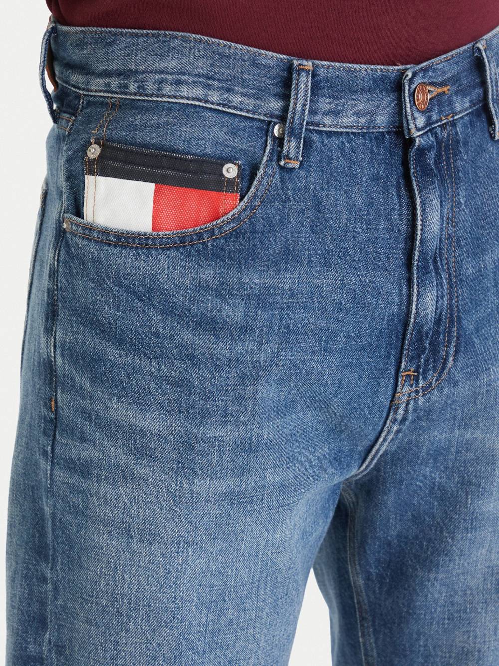 detail Tommy Jeans pánské modré džínové kraťasy