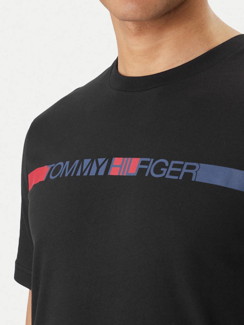 detail Tommy Hilfiger pánské černé tričko