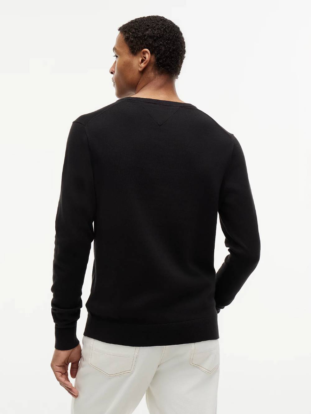 detail Tommy Hilfiger pánský černý svetr