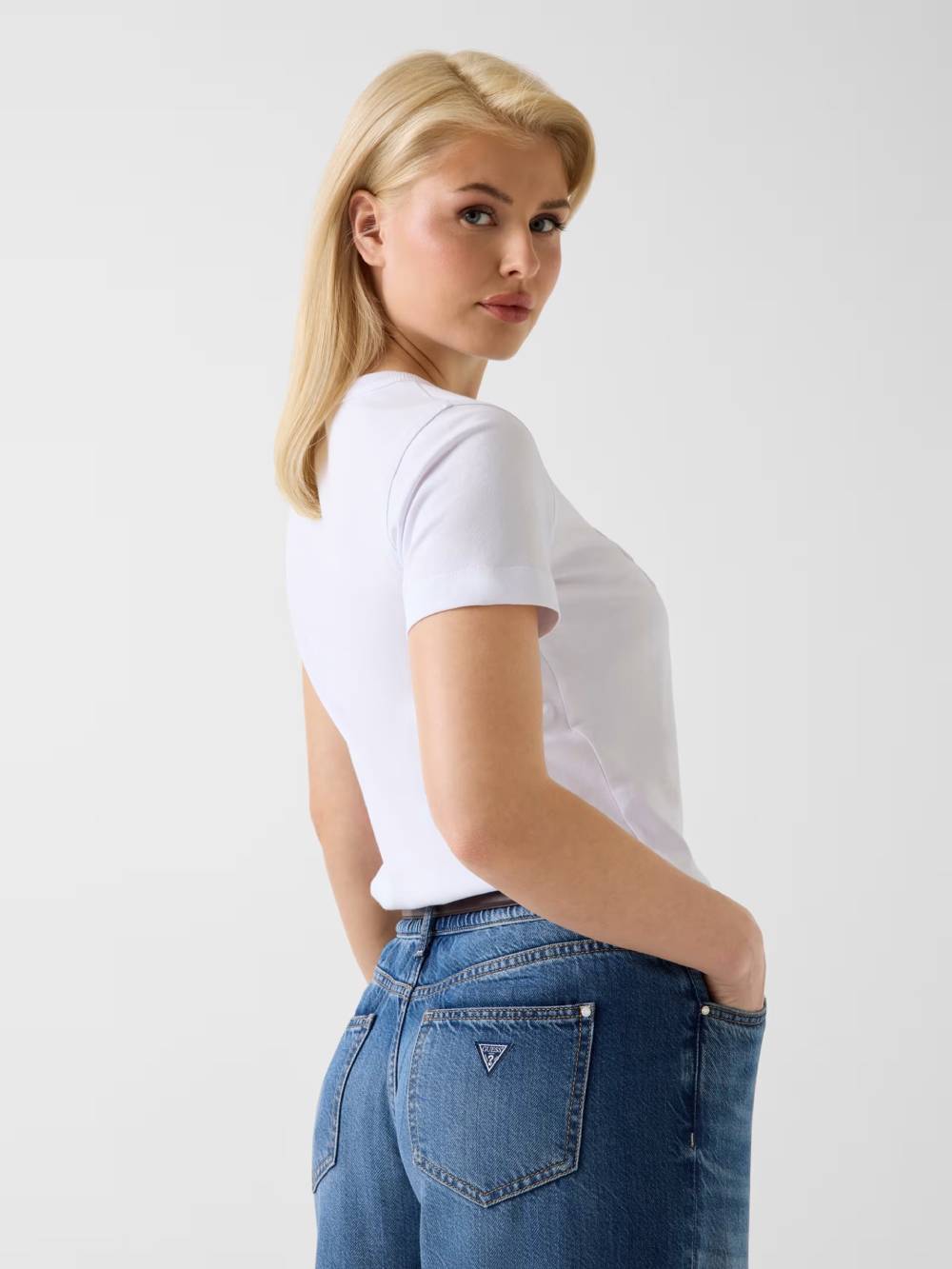 detail Guess dámské bílé tričko