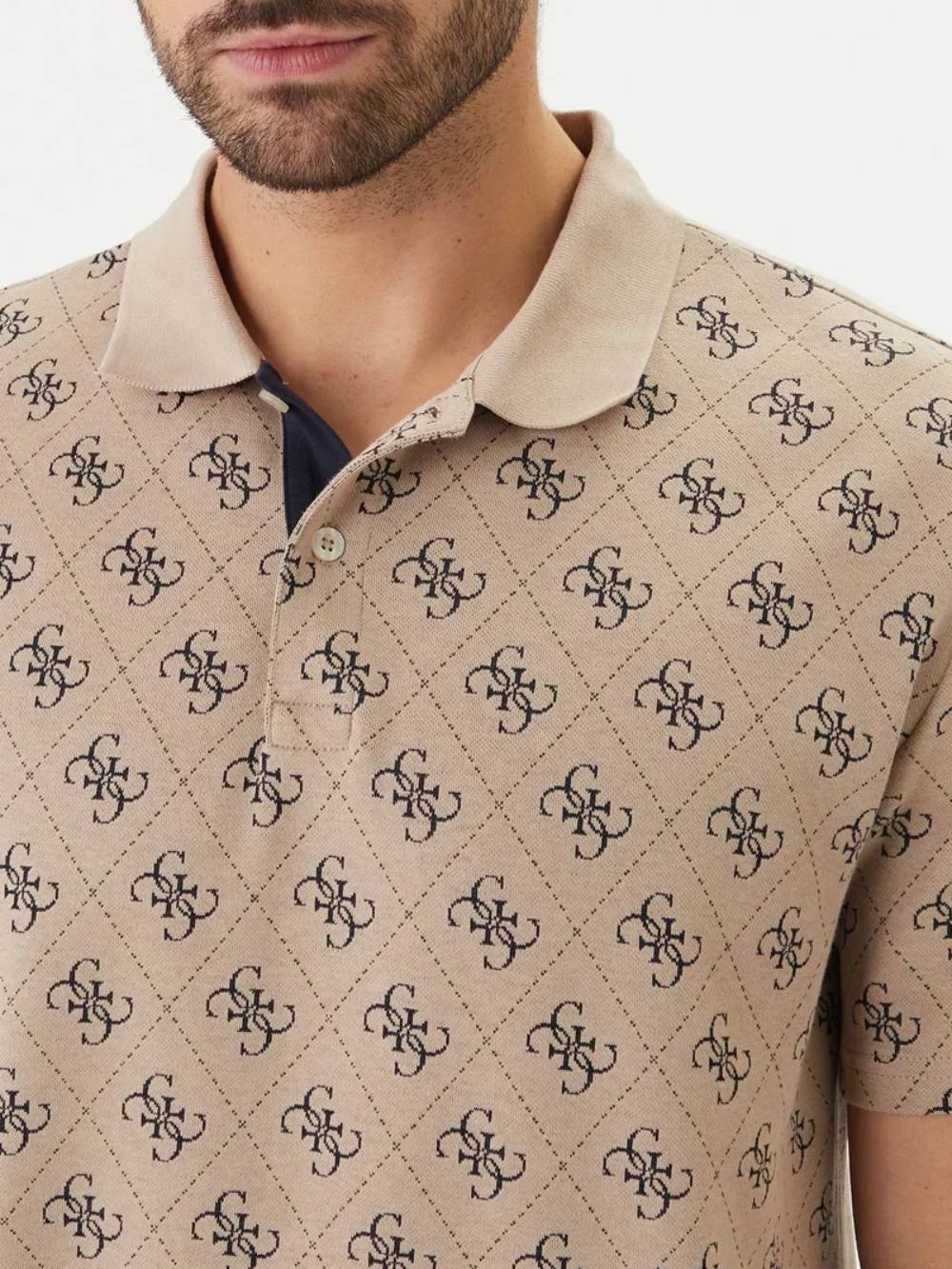 detail Guess pánské hnědé polo tričko