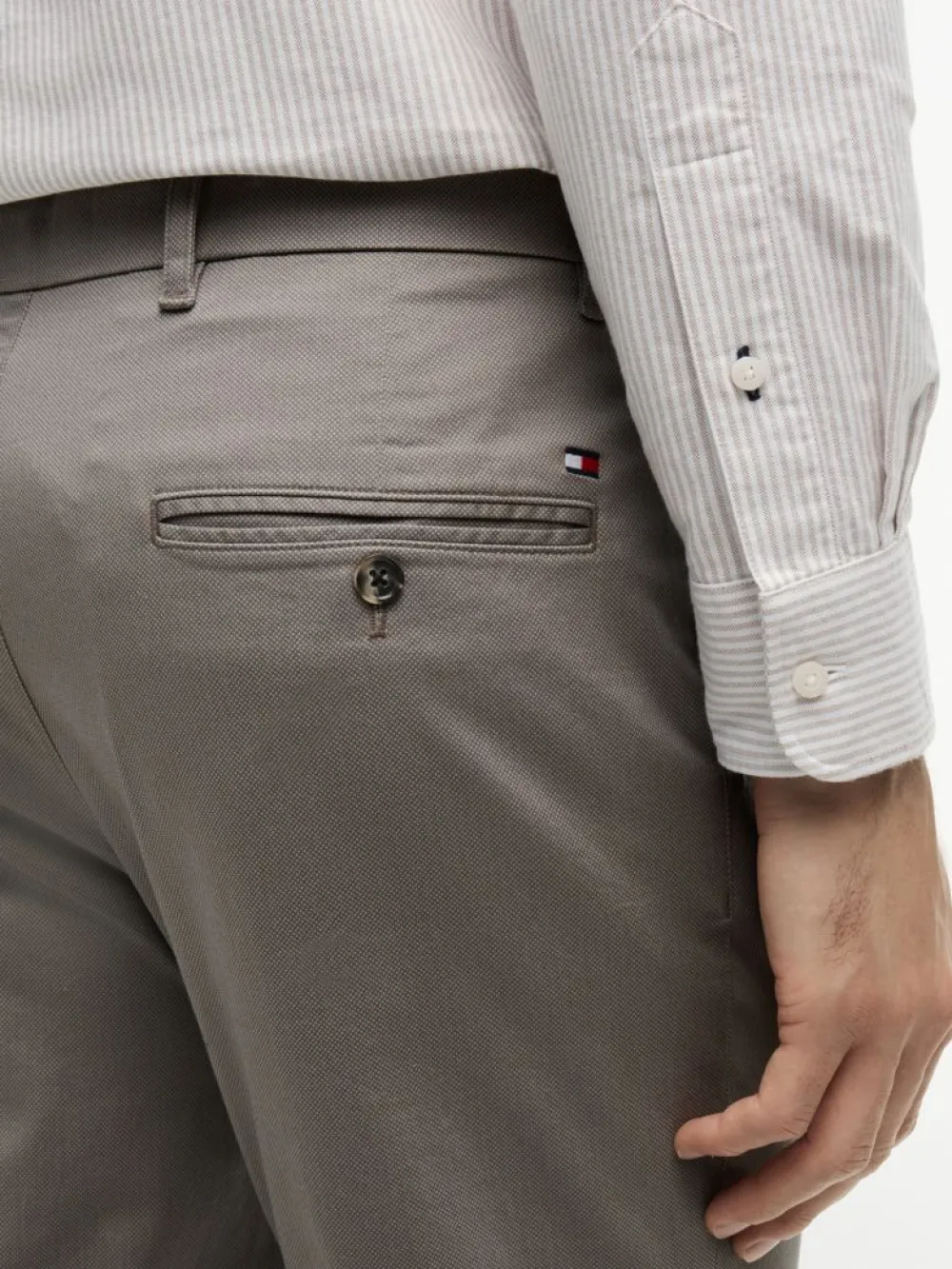 detail Tommy Hilfiger pánské šedé džíny