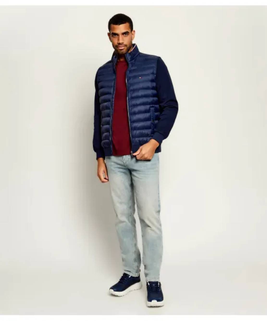 detail Tommy Hilfiger pánská modrá bunda