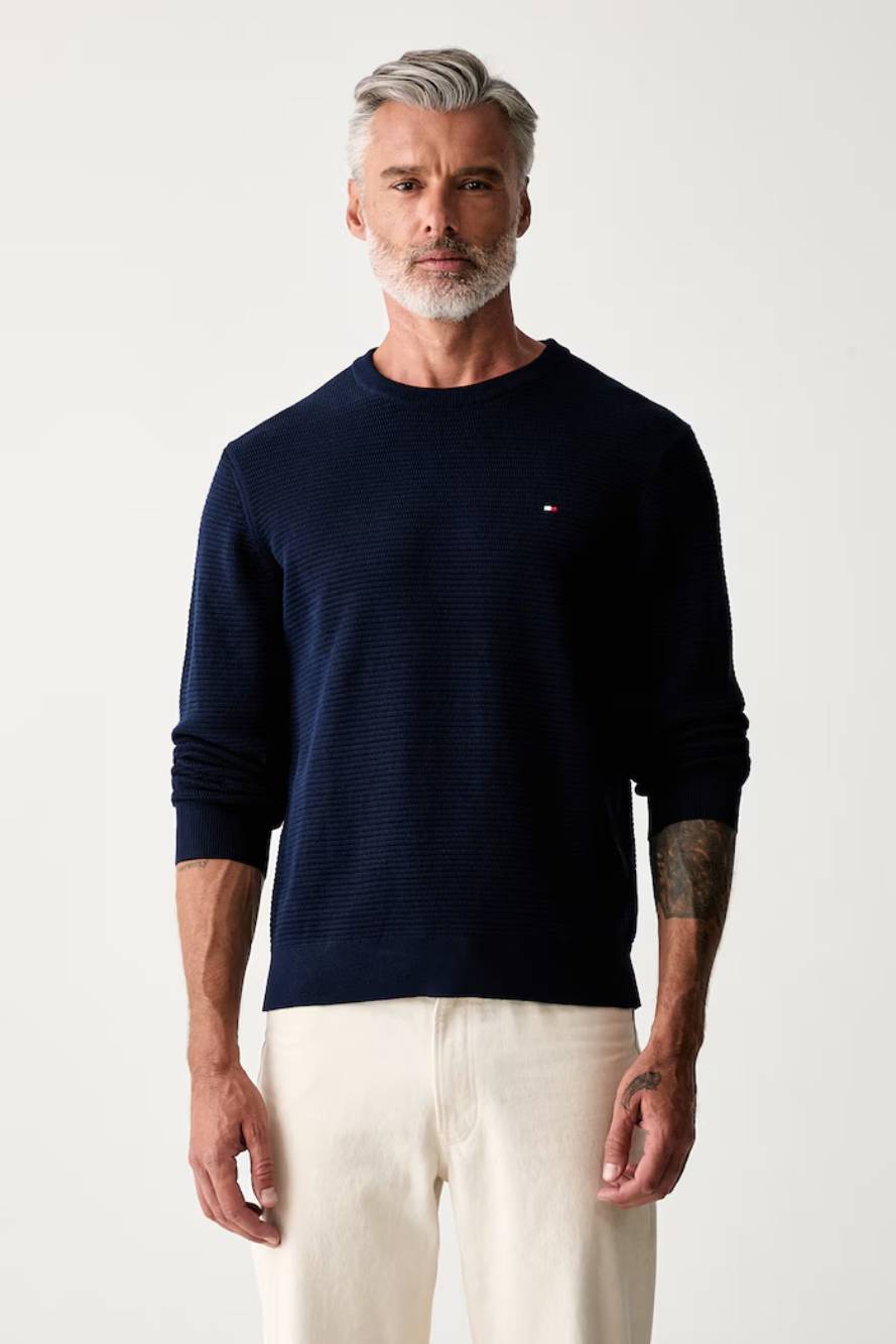 detail Tommy Hilfiger pánský tmavě modrý svetr