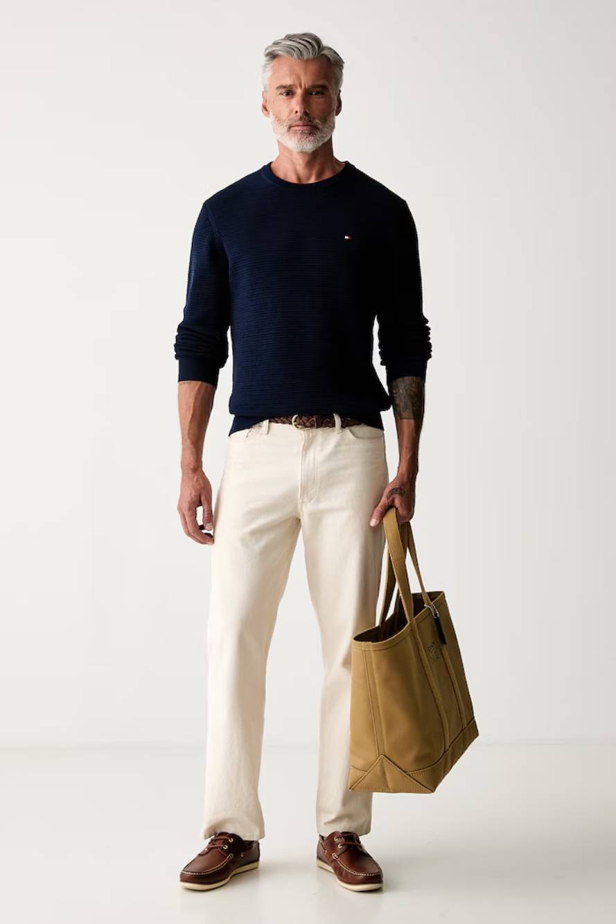 detail Tommy Hilfiger pánský tmavě modrý svetr