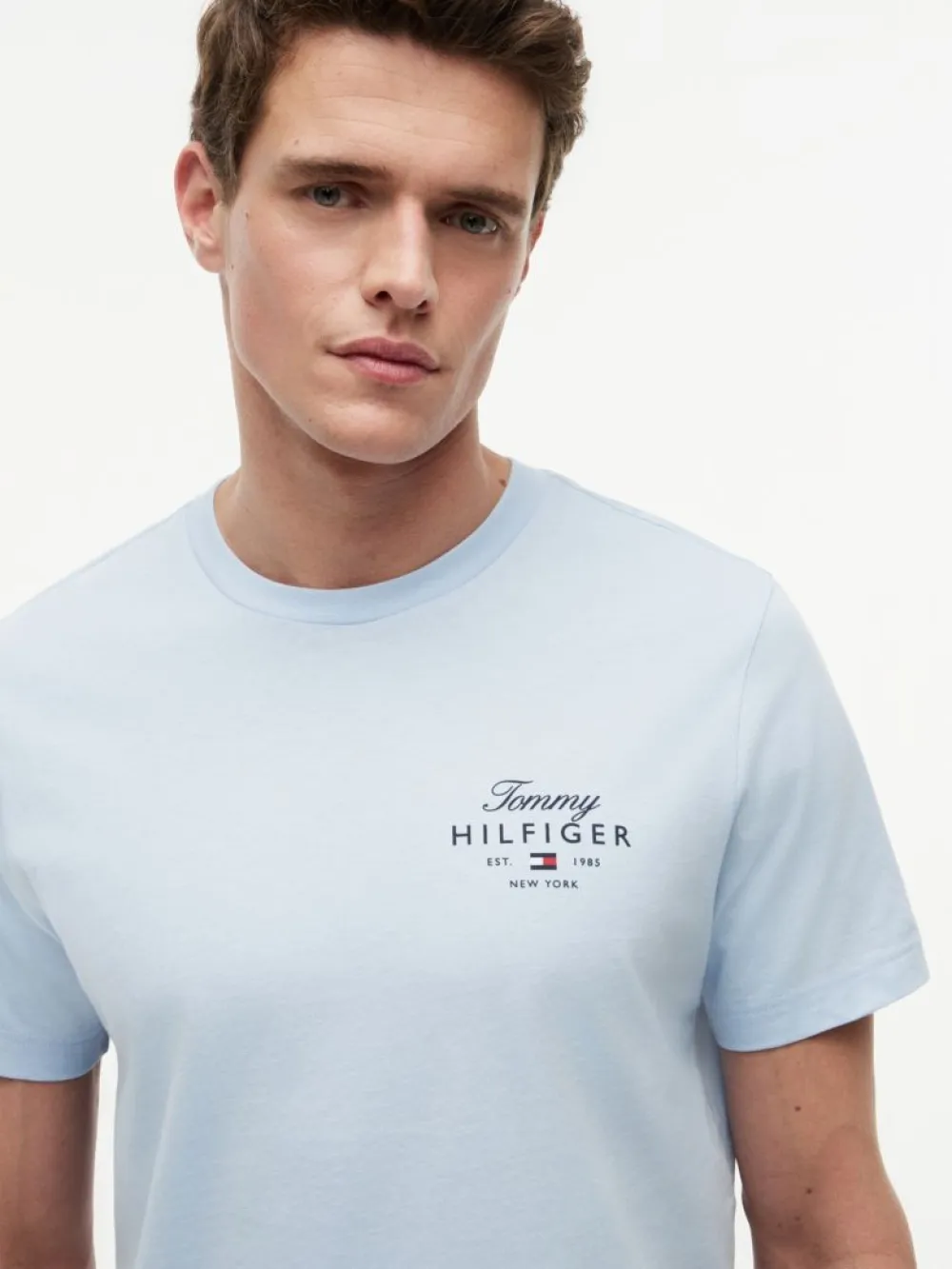 detail Tommy Hilfiger pánské světle modré tričko