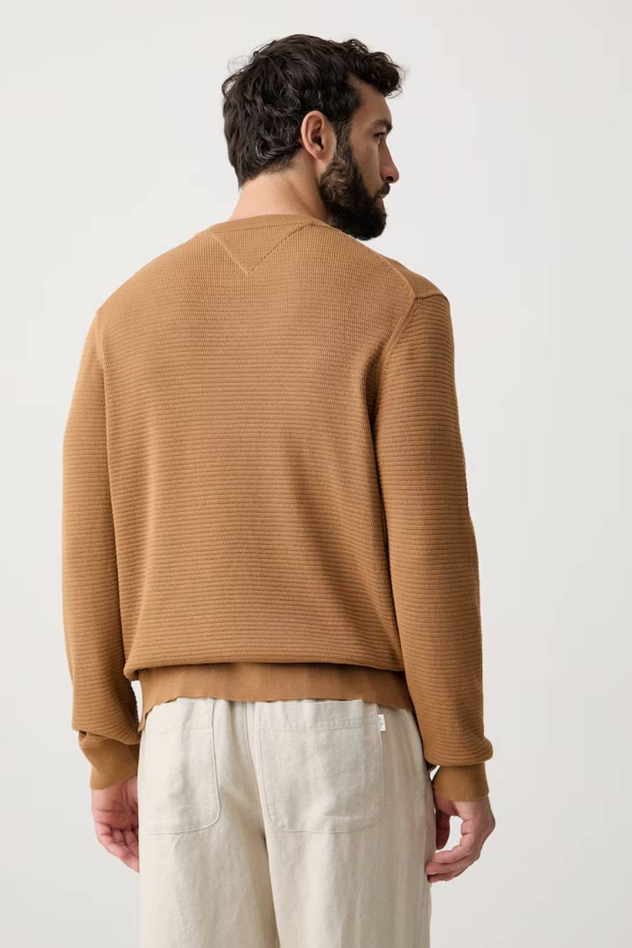 detail Tommy Hilfiger pánský hnědý svetr