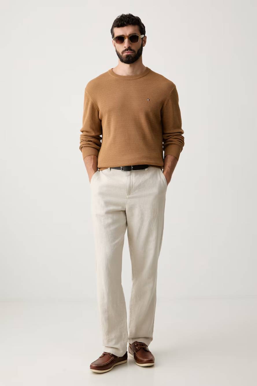 detail Tommy Hilfiger pánský hnědý svetr