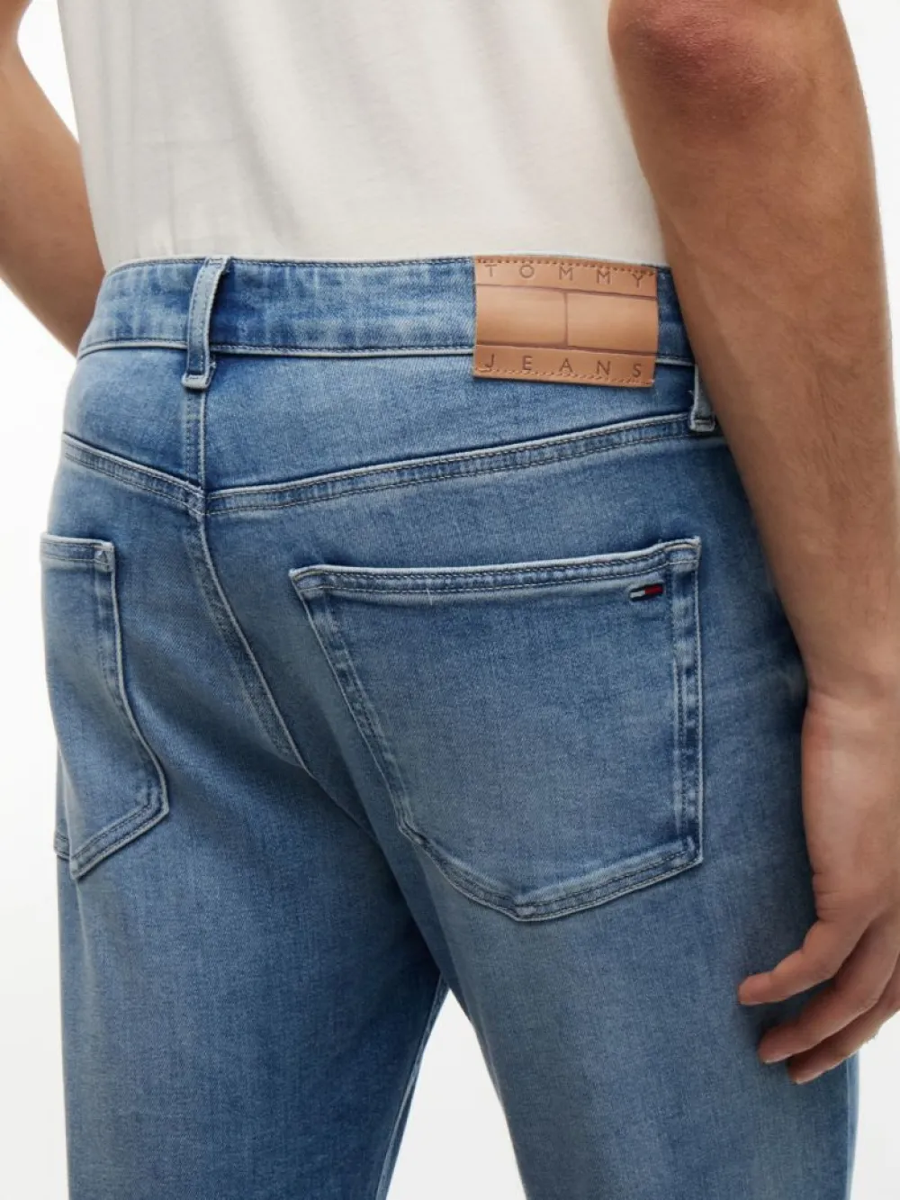 detail Tommy Jeans pánské modré džíny