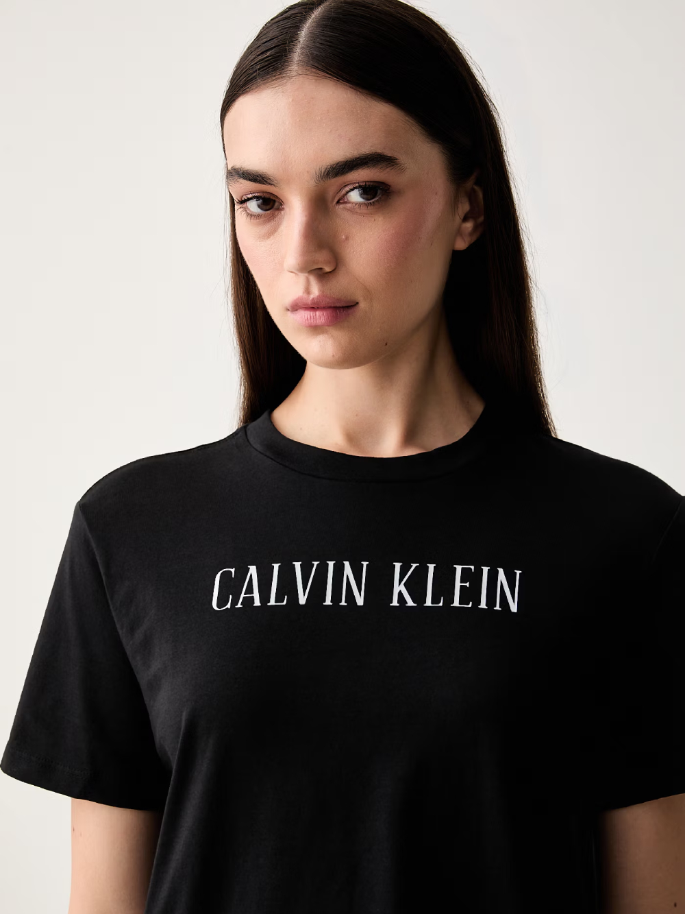 detail Calvin Klein dámské černé tričko