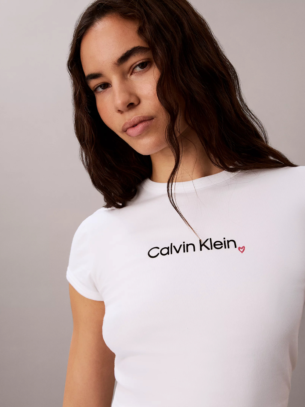 detail Calvin Klein dámské bílé tričko