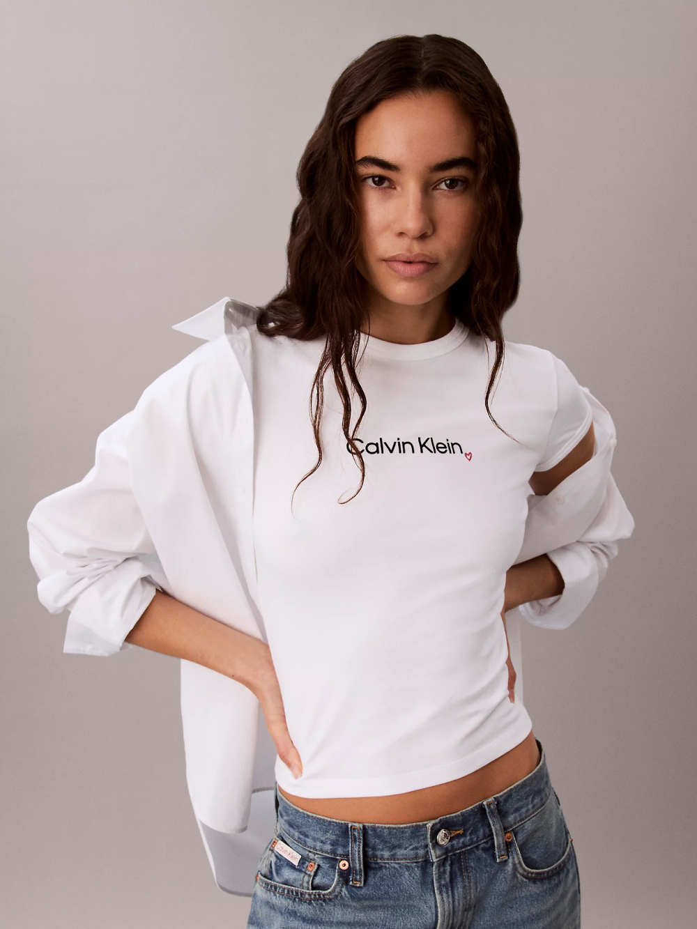 detail Calvin Klein dámské bílé tričko