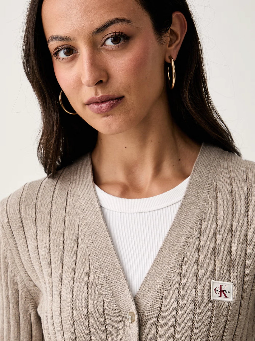 detail Calvin Klein dámský béžový kardigan