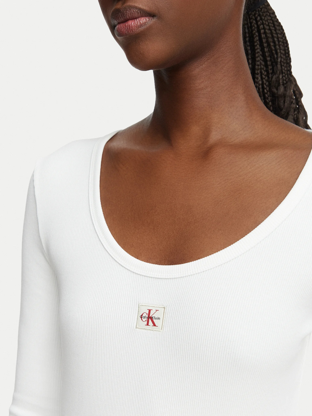 detail Calvin Klein dámské bílé tričko