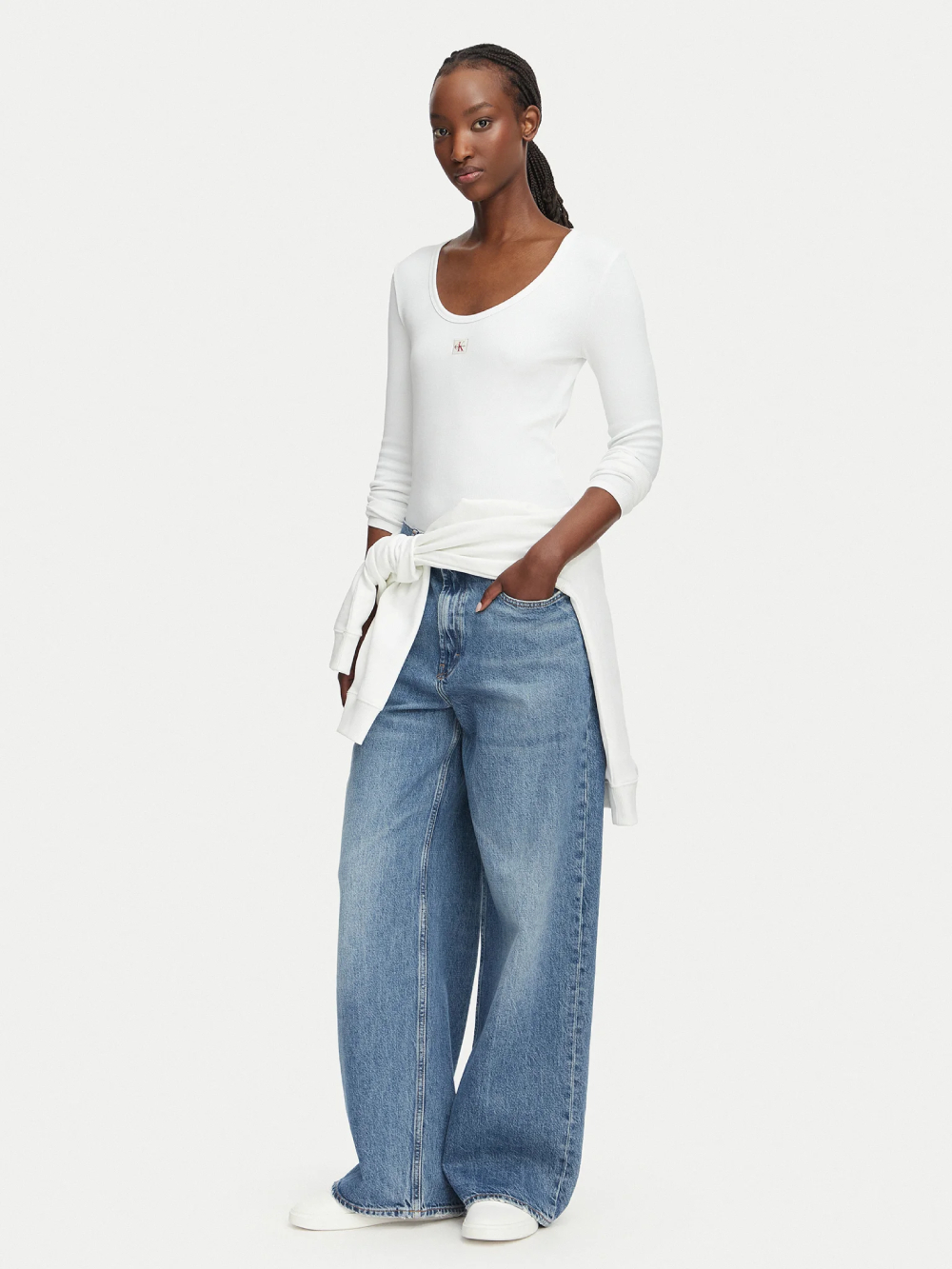 detail Calvin Klein dámské bílé tričko