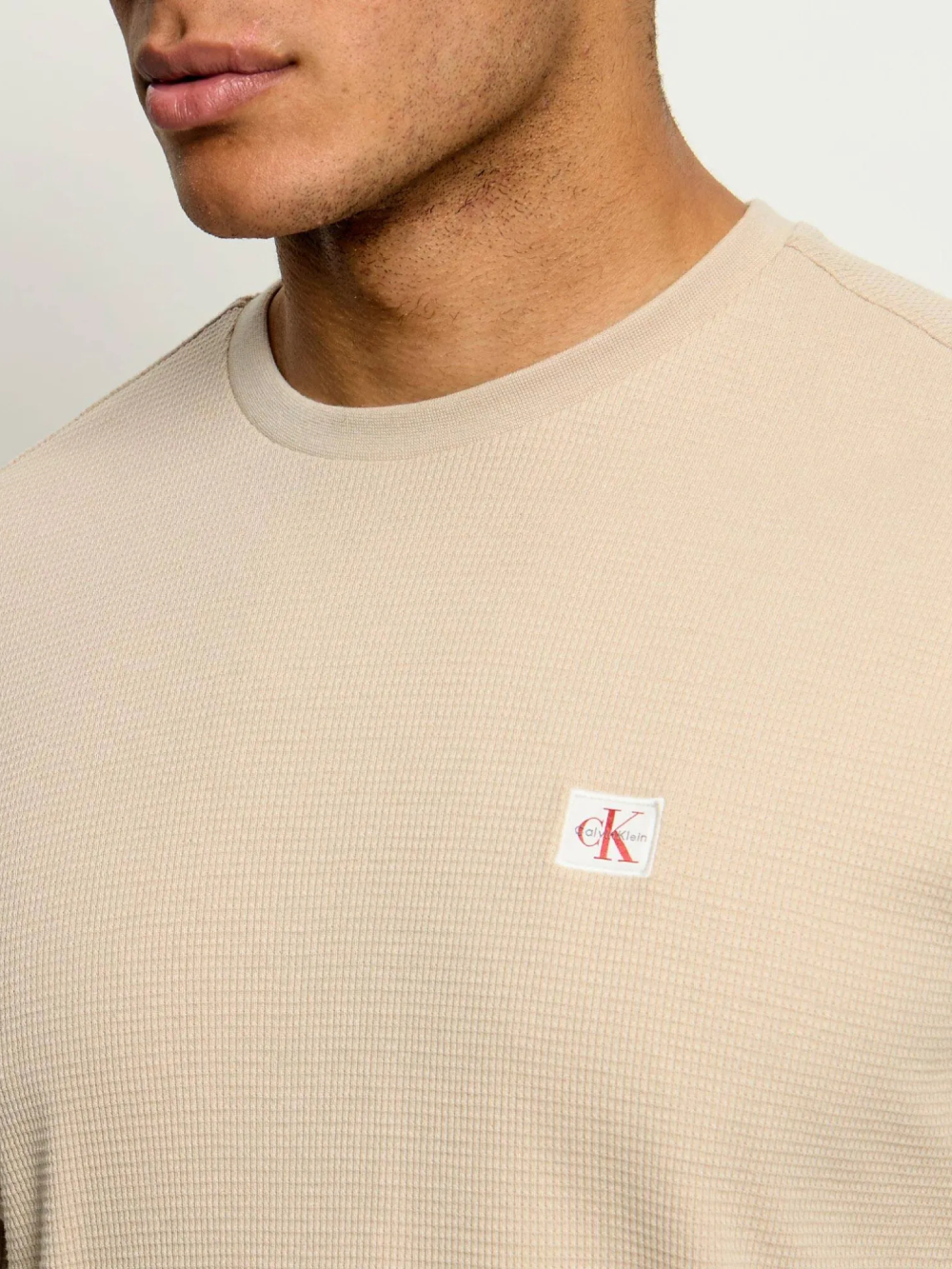 detail Calvin Klein pánské béžové tričko