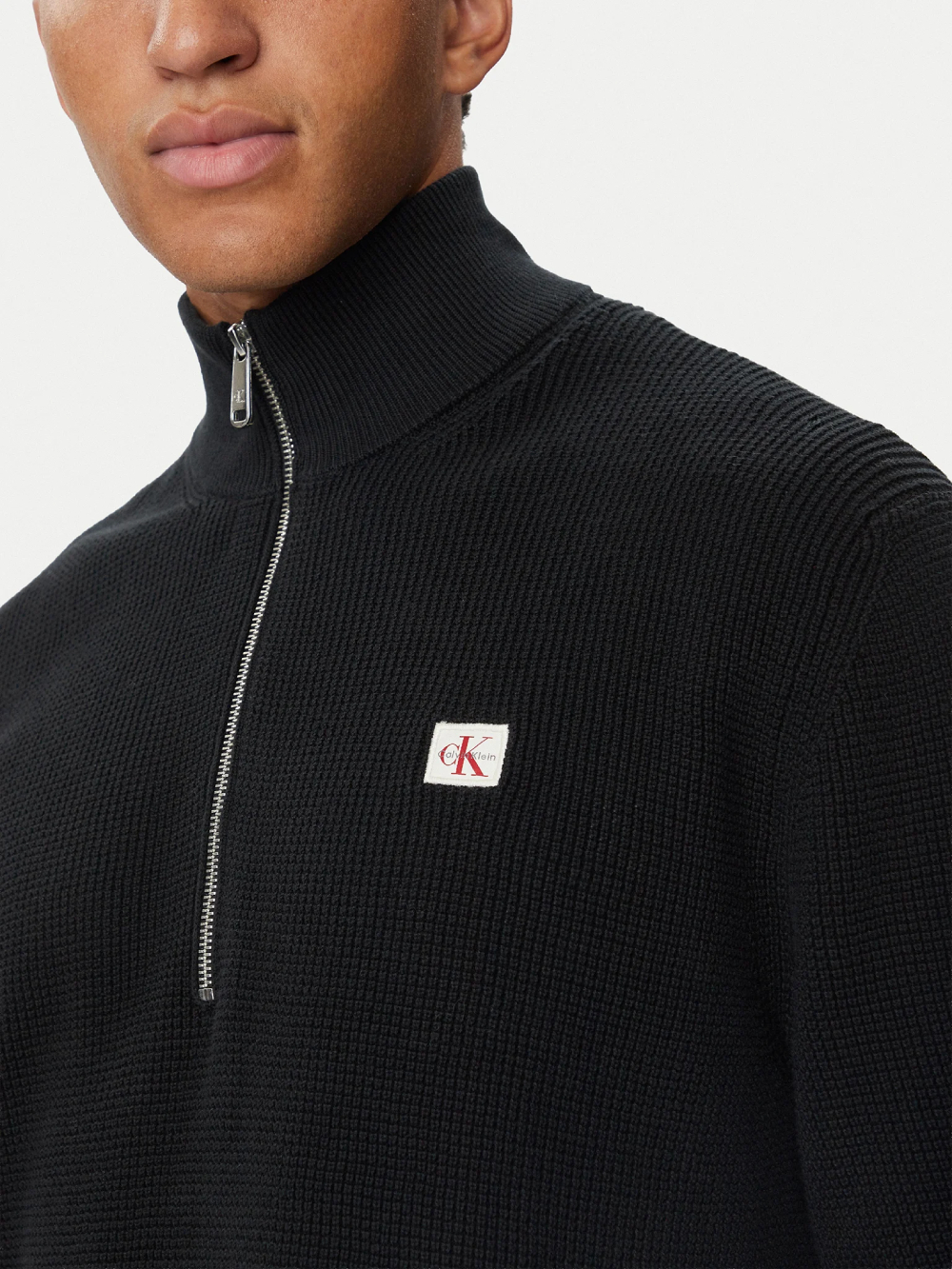 detail Calvin Klein pánský černý svetr