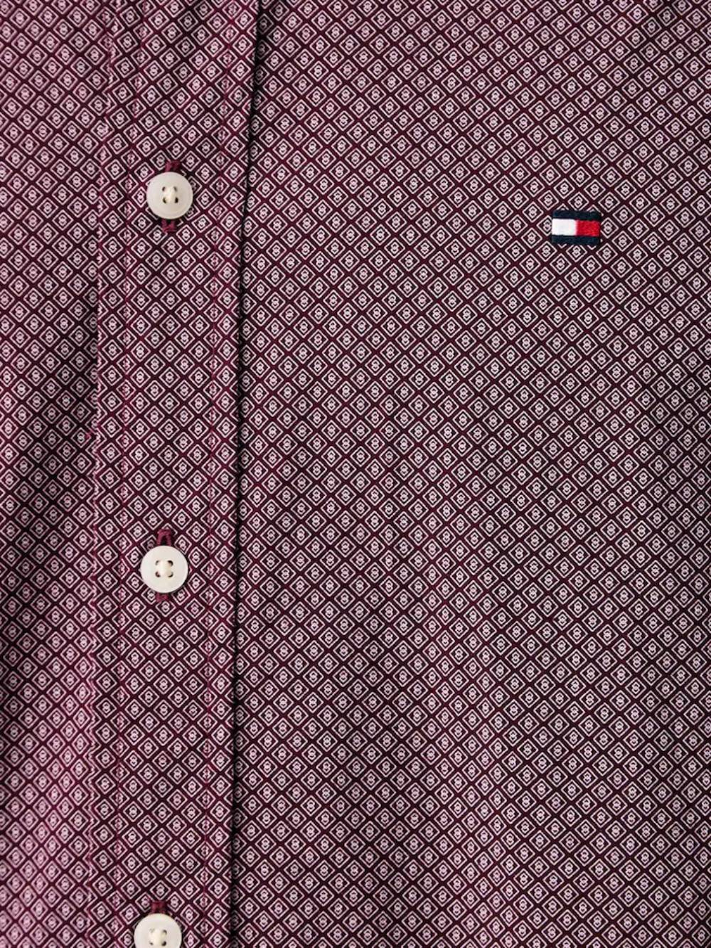 detail Tommy Hilfiger pánská vínová košile