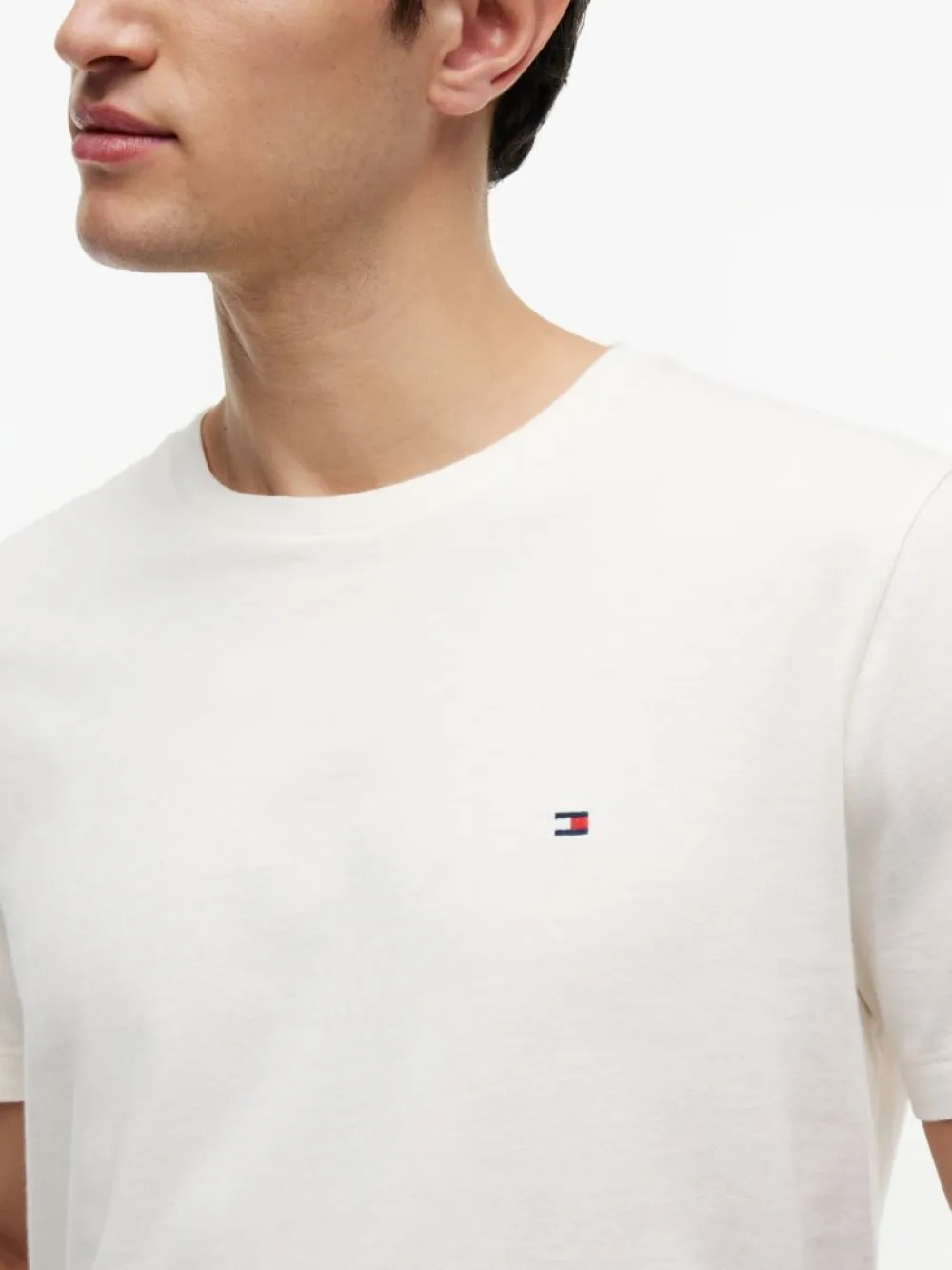detail Tommy Hilfiger pánské krémové tričko