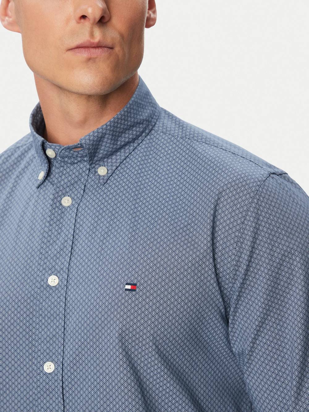 detail Tommy Hilfiger pánská modrá košile se vzorem