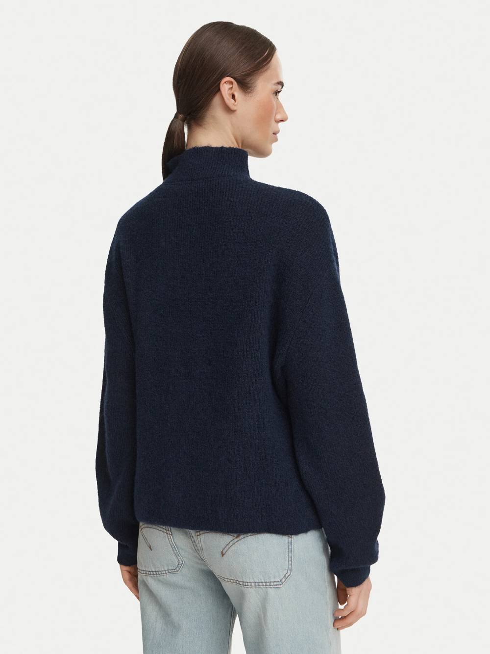 detail Tommy Jeans dámský modrý svetr
