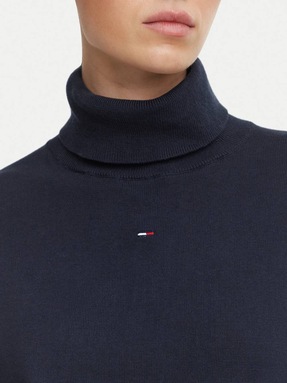 detail Tommy Jeans dámský modrý rolák