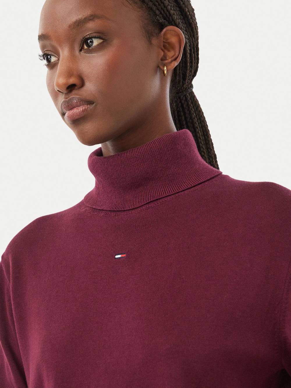 detail Tommy Jeans dámský vínový rolák