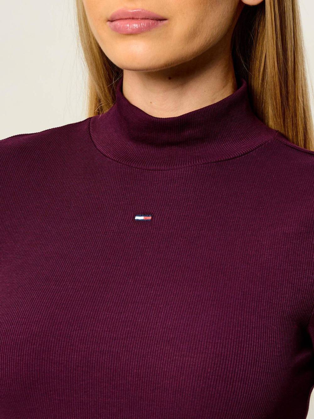 detail Tommy Jeans dámský vínový rolák