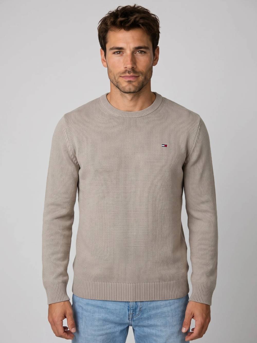 detail Tommy Jeans pánský hnědý svetr
