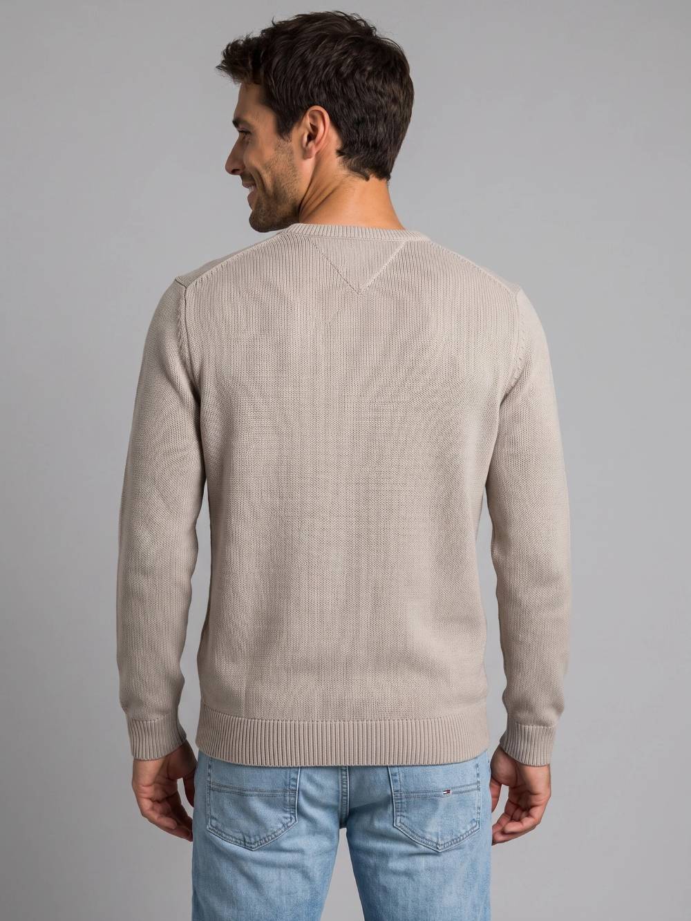 detail Tommy Jeans pánský hnědý svetr