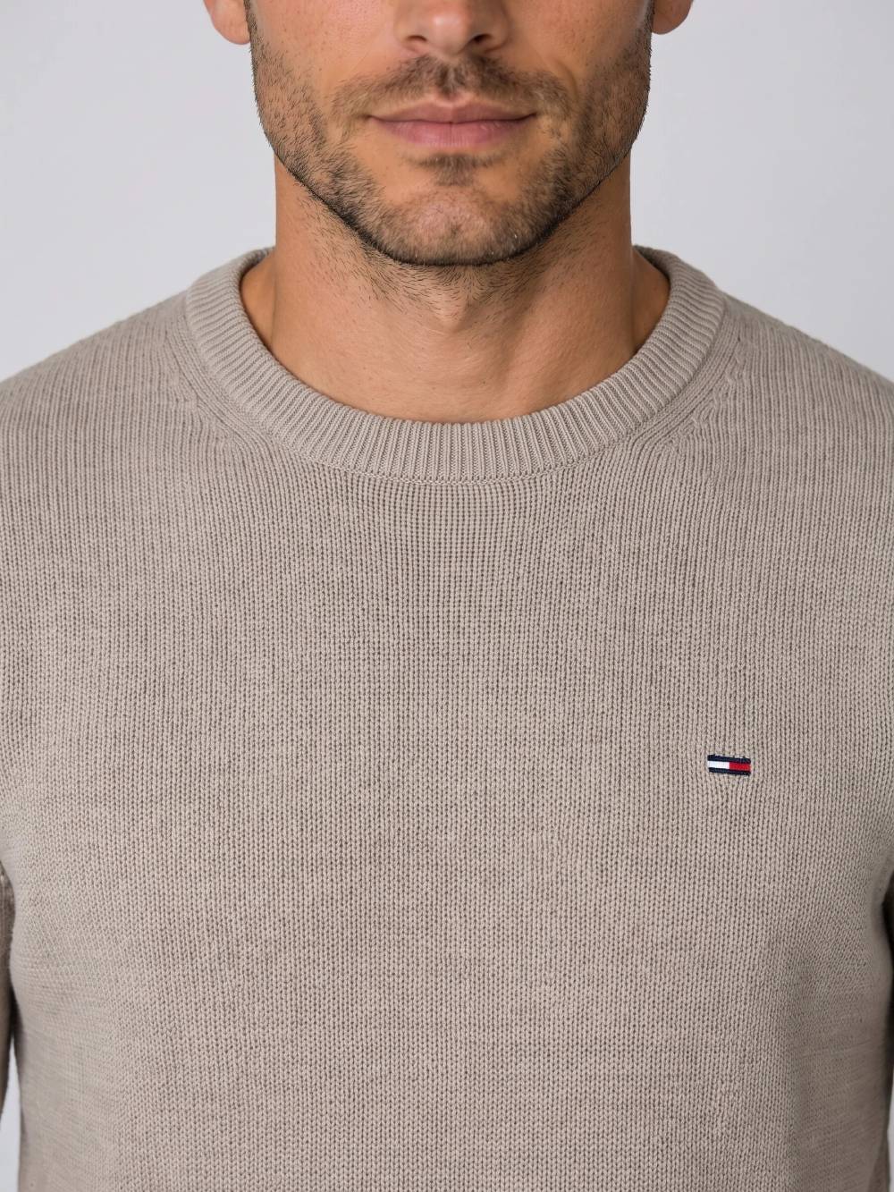 detail Tommy Jeans pánský hnědý svetr