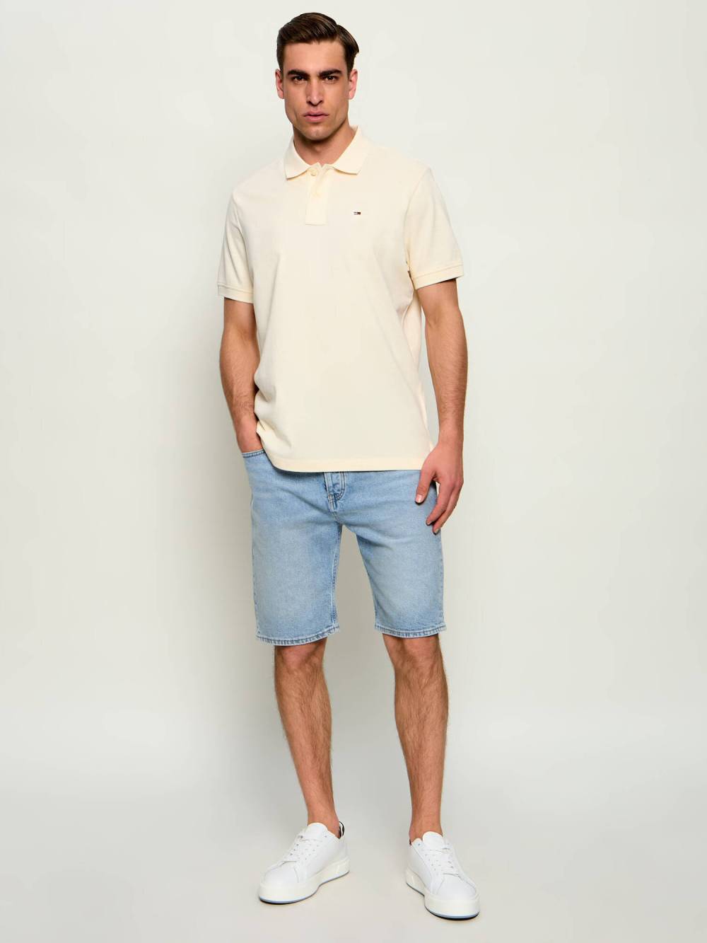 detail Tommy Jeans pánské krémové polo triko