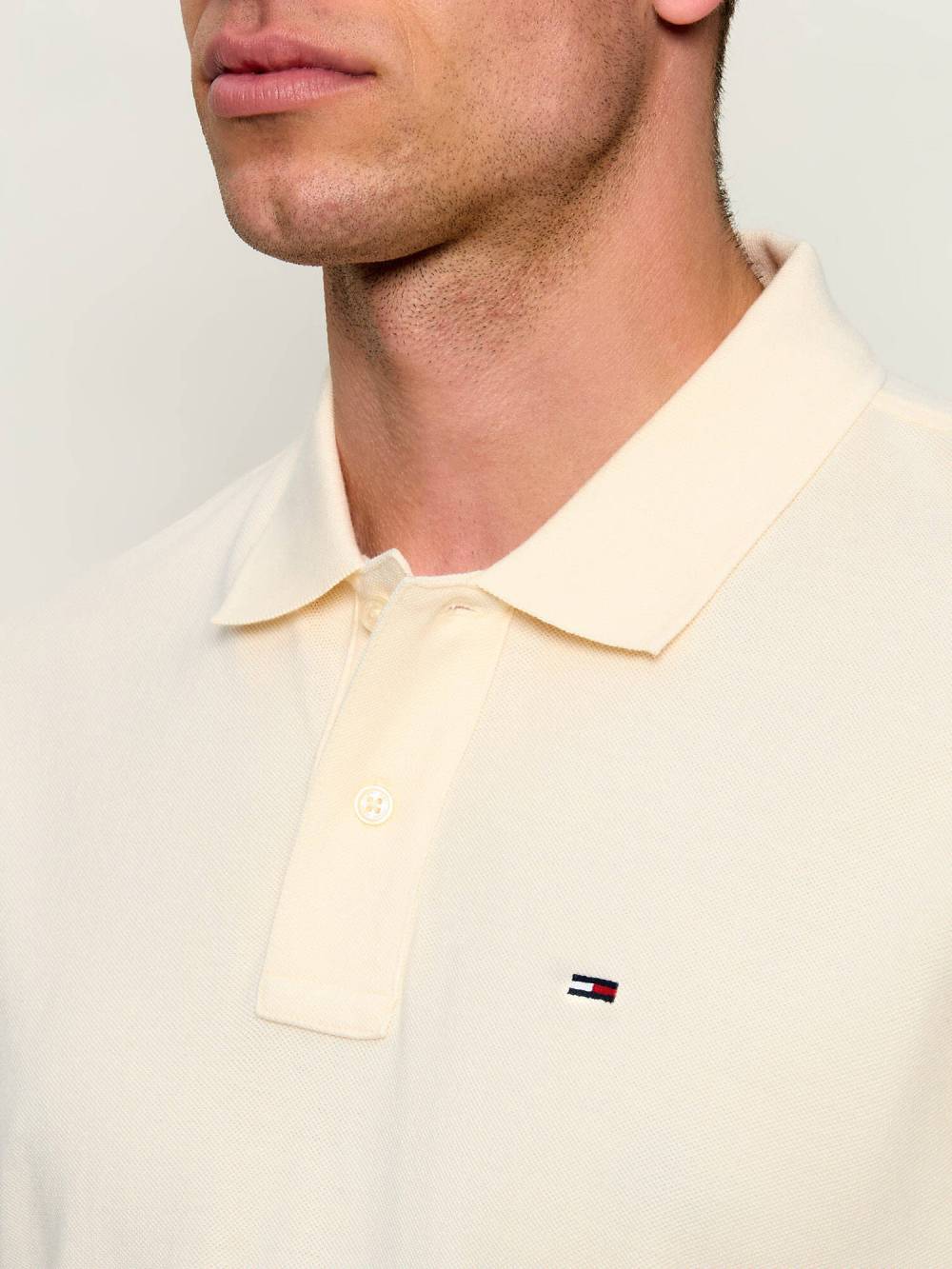 detail Tommy Jeans pánské krémové polo triko