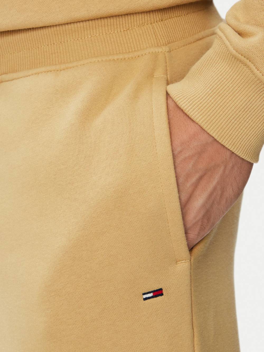 detail Tommy Jeans pánské béžové tepláky