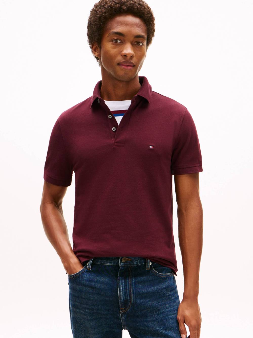 detail Tommy Jeans pánské vínové polo tričko