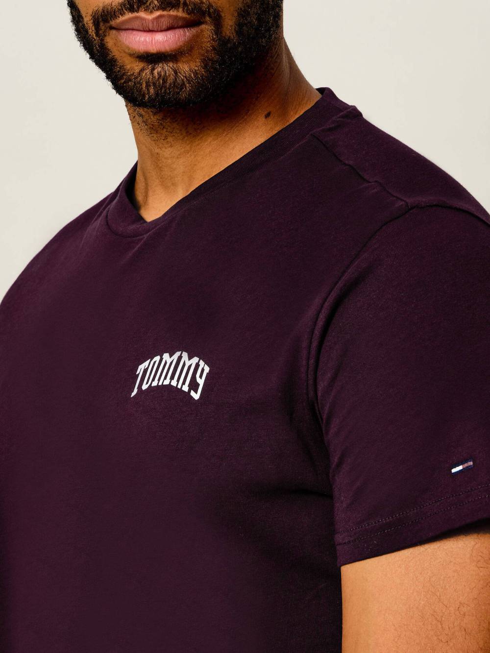 detail Tommy Jeans pánské vínové triko