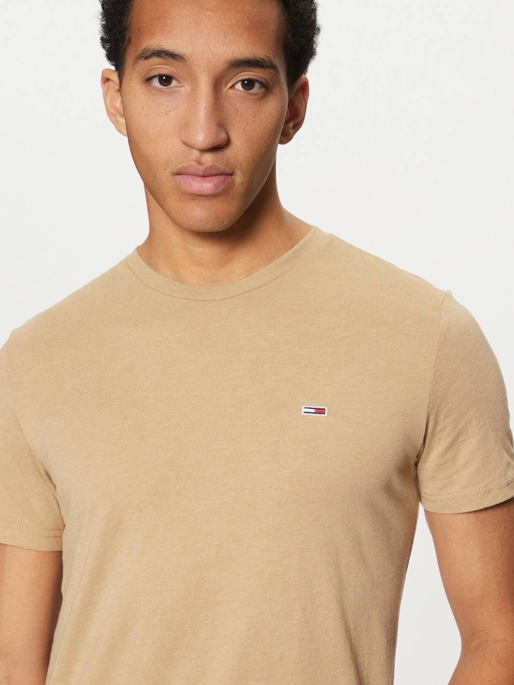detail Tommy Jeans pánské béžové triko