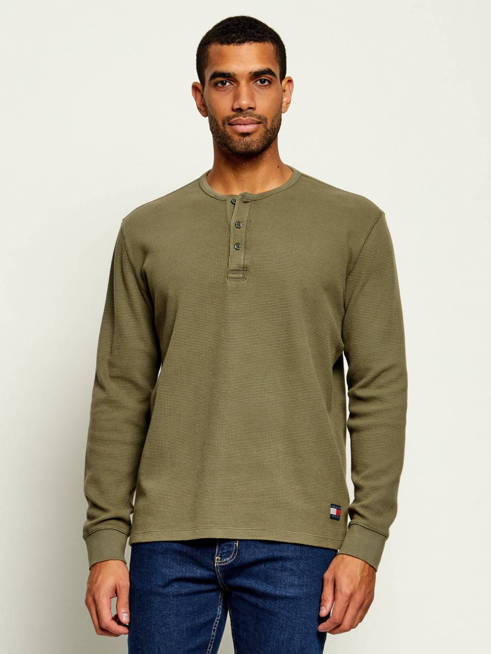 detail Tommy Jeans pánské khaki tričko