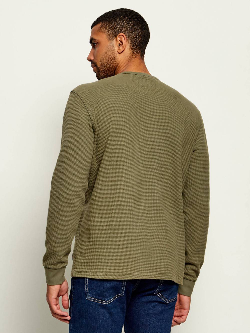 detail Tommy Jeans pánské khaki tričko
