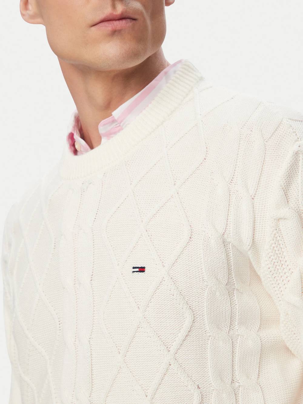 detail Tommy Jeans pánský krémový svetr
