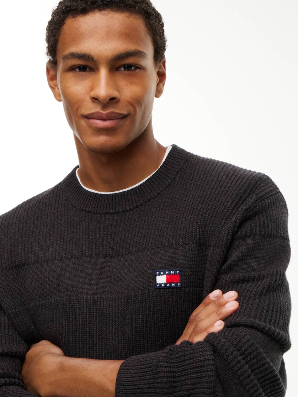 detail Tommy Jeans pánský hnědý svetr