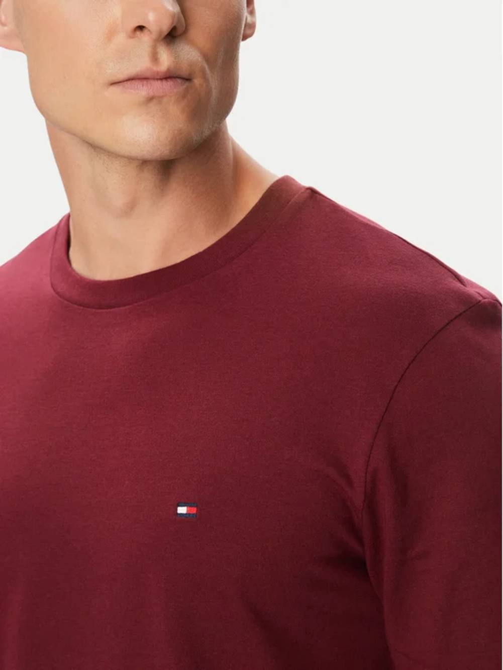 detail Tommy Hilfiger pánské vínové tričko